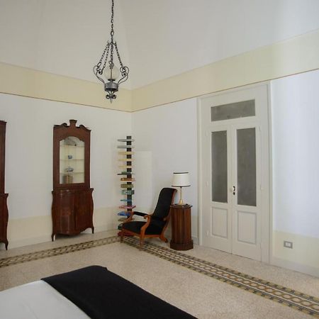 Palazzo Introna Bed & Breakfast โมลา ดิ บารี ภายนอก รูปภาพ