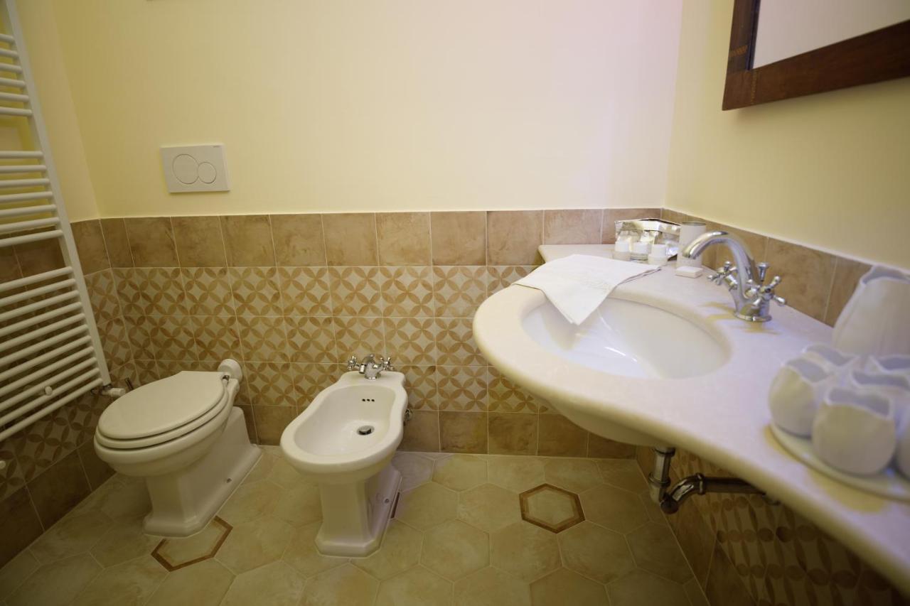 Palazzo Introna Bed & Breakfast โมลา ดิ บารี ภายนอก รูปภาพ