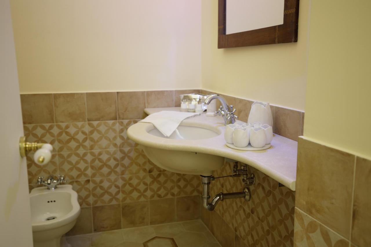 Palazzo Introna Bed & Breakfast โมลา ดิ บารี ภายนอก รูปภาพ