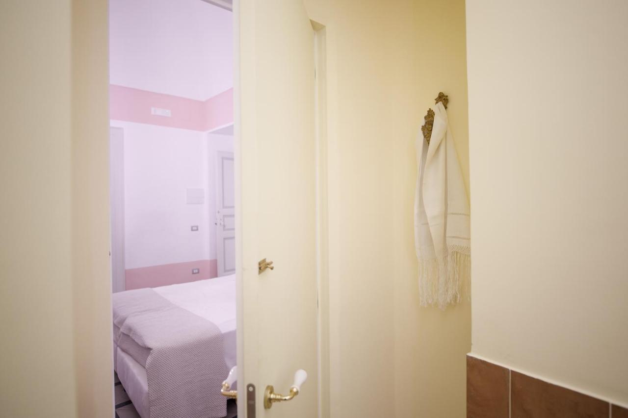 Palazzo Introna Bed & Breakfast โมลา ดิ บารี ภายนอก รูปภาพ