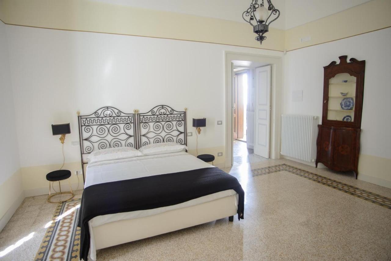 Palazzo Introna Bed & Breakfast โมลา ดิ บารี ภายนอก รูปภาพ