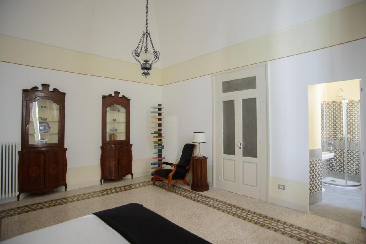 Palazzo Introna Bed & Breakfast โมลา ดิ บารี ภายนอก รูปภาพ